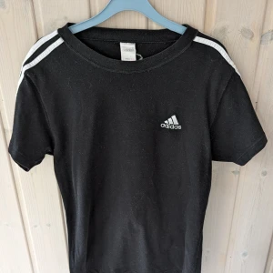 Unisex tshirt från Adidas,40/42 - I fint begagnat skick, ytludd förkommer dock! Vg och se bilder  Längden ca 68 cm, bredd ca 65 cm Storlek 40/42