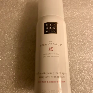 *NY*Sakura Deodorantspray, 150 ml, Fr Rituals  - Vår deodorantspray från Sakura-ritualen är en mild och lugnande anti-perspirant som ger 24-timmars skydd från svett och oönskad kroppslukt. 