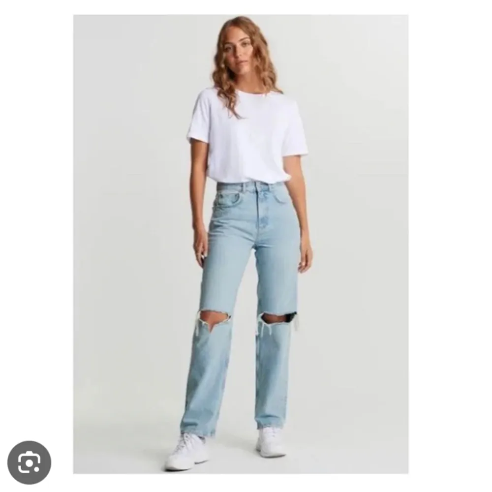 Säljer dessa trendiga jeans med hål från Gina Tricot. Använda ca 2 gånger och tvättade en gång! Sitter perfekt på. . Jeans & Byxor.