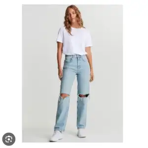 Säljer dessa trendiga jeans med hål från Gina Tricot. Använda ca 2 gånger och tvättade en gång! Sitter perfekt på. 