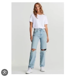 Blå jeans med hål  - Säljer dessa trendiga jeans med hål från Gina Tricot. Använda ca 2 gånger och tvättade en gång! Sitter perfekt på. 