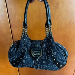 Vintage bag - Vintageguess-bag som har några år på nacken. Använd fåtal gånger, för liten för min packning. Går fint att sätta på axelband för att ha den som en crossover bag. Skriv för fler bilder eller prisförhandling💕