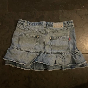 Jeans kjol med volanger.  - Så fin vintage från bikbok. Inga defekter. Storlek s. Jag brukar ha xs i kläder. 