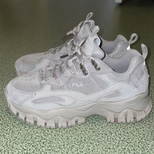 Beige Fila skor - Säljer mina beigea Fila skor som är använda ett fåtal gånger men skicket är som nya. De är i storlek 38 och säljs för 500 kr men pris kan diskuteras och därefter sänkas. Andra bud på priset är välkomna och kan även skicka fler bilder om det behövs☺️