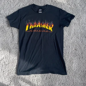 Thrasher ”Flame” T-shirt  - Thrasher tröja som jag har valt att sälja pga att jag har en annan typ av klädstil numera och den här tröjan har slutat användas helt enkelt. Nypris  ungefär 300 kr. Äkta såklart😁👍🏼