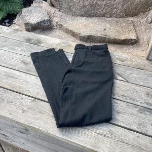 Kostymbyxor - Ett par kostymbyxor från Jack & Jones i deras Bi-stretch material. Skitsköna och stretchiga byxor. Använda en del men fortfarande i bra skick, lite noppriga men de går att fixa med en noppbortagare. Skriv vid frågor eller fler bilder !!!