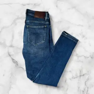 Säljer Tiger of Sweden jeans i Nyskick. Modellen är Evolve, byxan är i nyskick och har en väldigt fin passform med en riktigt snygg tvätt. Storleken är 29/32  Hör av er vid fler frågor eller funderingar🤝
