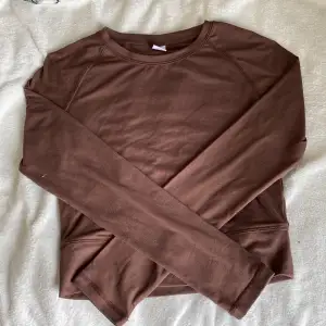 Jag säljer min bruna tränings tröja från Lindex som är använd 2-3 gånger. Jag säljer denna tröja då jag inte vill ha den längre❤️