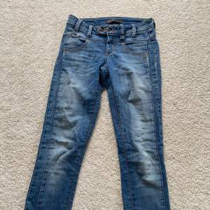 Fina lågmidjade jeans i bra skick!  St W:26/ stor XS eller S 🚗: ca 60kr 300 inklusive frakt, pris kan diskuteras vid snabb affär💗