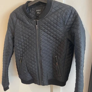 Jacka  - Knappt använd 