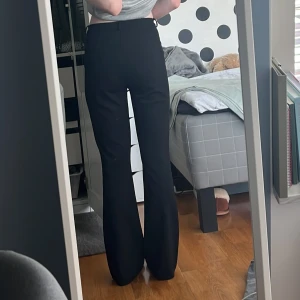 Kostymbyxor  - Jättebra skick, säljs då de är för stora för mig 🫶midjemått tvärs över: 35cm innerbenslängd:75cm passar bra i längd på mig 162cm! 