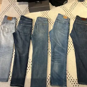 Har jeans som jag inte använder, alla är i väldigt bra skick och redo att användas, Levis 551, hm jeans, Filippa K, weekday och gant jeans. Alla dom kan du köpa för bara 1500 kr, det går såklart att diskutera priset, jag är 180 väger 70kg 