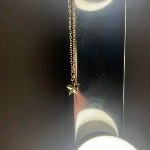 Super gulligt guld halsband med en stjärna på, aldrig använt 
