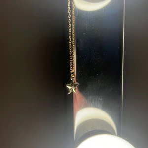 Halsband  - Super gulligt guld halsband med en stjärna på, aldrig använt 