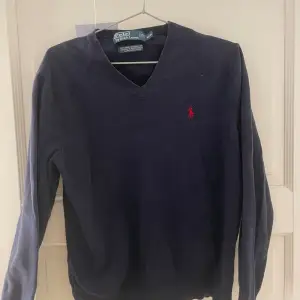 Säljer min marinblåa stickade tröja från Ralph Lauren då den inte kommer till användning 🥰 Oversized fit på mig som brukar ha S