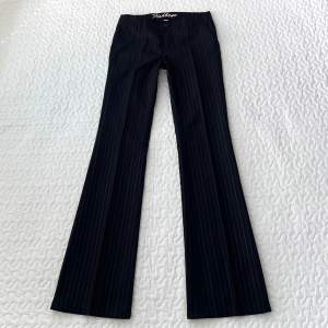 Svarta randiga lågmidjade vintage kostymbyxor i storlek xs, midjemått: 77cm beninnerlängd: 85cm 🎀