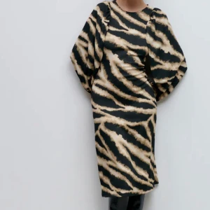 Helt ny utan prislapp - Anni klänning