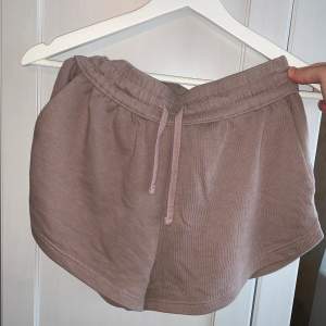 Ett par brun/lila mjukis shorts i strl XS/S🌸Tror de är köpa i HM.  De är väl använda men fint skick!