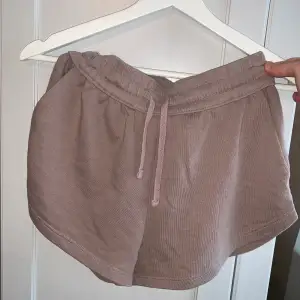 Ett par brun/lila mjukis shorts i strl XS/S🌸Tror de är köpa i HM.  De är väl använda men fint skick!
