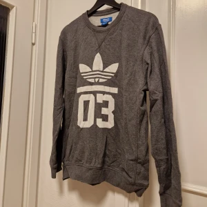 Adidas crewneck - Bra skick, andvänd ett fåtal gånger. 