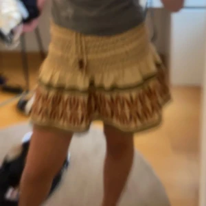 JÄTTE FIN KJOL! - Säljer denna jätte fina kjol ifrån zara med ett coolt mönster. Kjolen har inbyggda shorts!! Inte använt många gånger!! Väldigt bra skick!