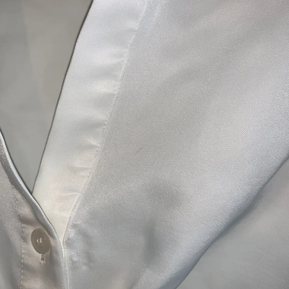 En vit skjorta från Zara med fina detaljer🌸  Den är sparsamt använd men har två små fläckar, de bör dock gå bort i tvätten (har själv inte testat då jag ej använt den). Utöver det är den i mycket bra skick!. Skjortor.