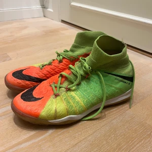 Nike Hypervenom X - Säljer mina snygga Hypervenom X skor från Nike i toppskick! Perfekta för innefotboll eller för dig som gillar att spela på asfalten eller gården med polarna! Nypris: 1899kr Hör av dig vid frågor! Mvh