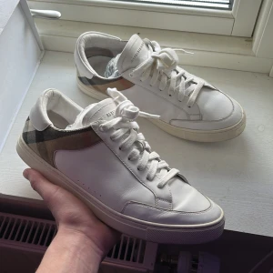 Burberry sneakers  - Säljer nu mina burberry sneakers. Använda men i fint skick. Storlek 43,5 sitter TTS ungefär. Nypris 6000. Hör av er vid frågor. Tar emot bud.