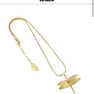 Dragonfly halsband IOKU🥰 - Säljer mitt superfina trållslände halsband ifrån IOKU då det tyvärr inte kommer till användning: använd Max 2 ggr😍nypris:499:- säljer för:399:-