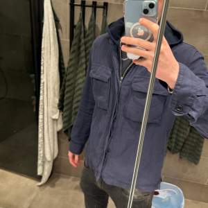 Extremt snygg overshirt från cp Company som är perfekt nu till sommaren  Skick 9/10 Storlek L  Nypris - 3000kr