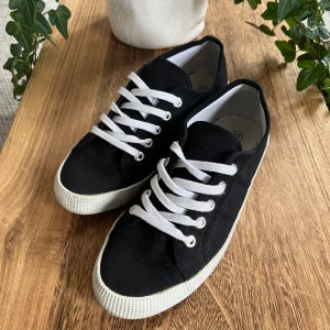 Svarta sneakers - Jättefina svarta sneakers. Använda ett fåtal gånger och är i fint skick 🌷