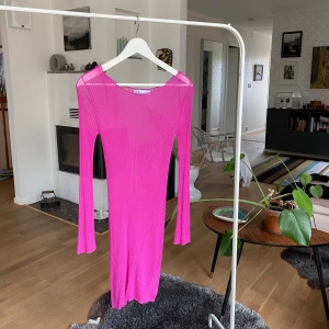 Zara klänning - Rosa meshklänning från Zara, aldrig använd. Storlek S. Har ett litet hål vid axeln, som tyvärr fanns där när jag köpte den. Kan stylas riktigt najs! 