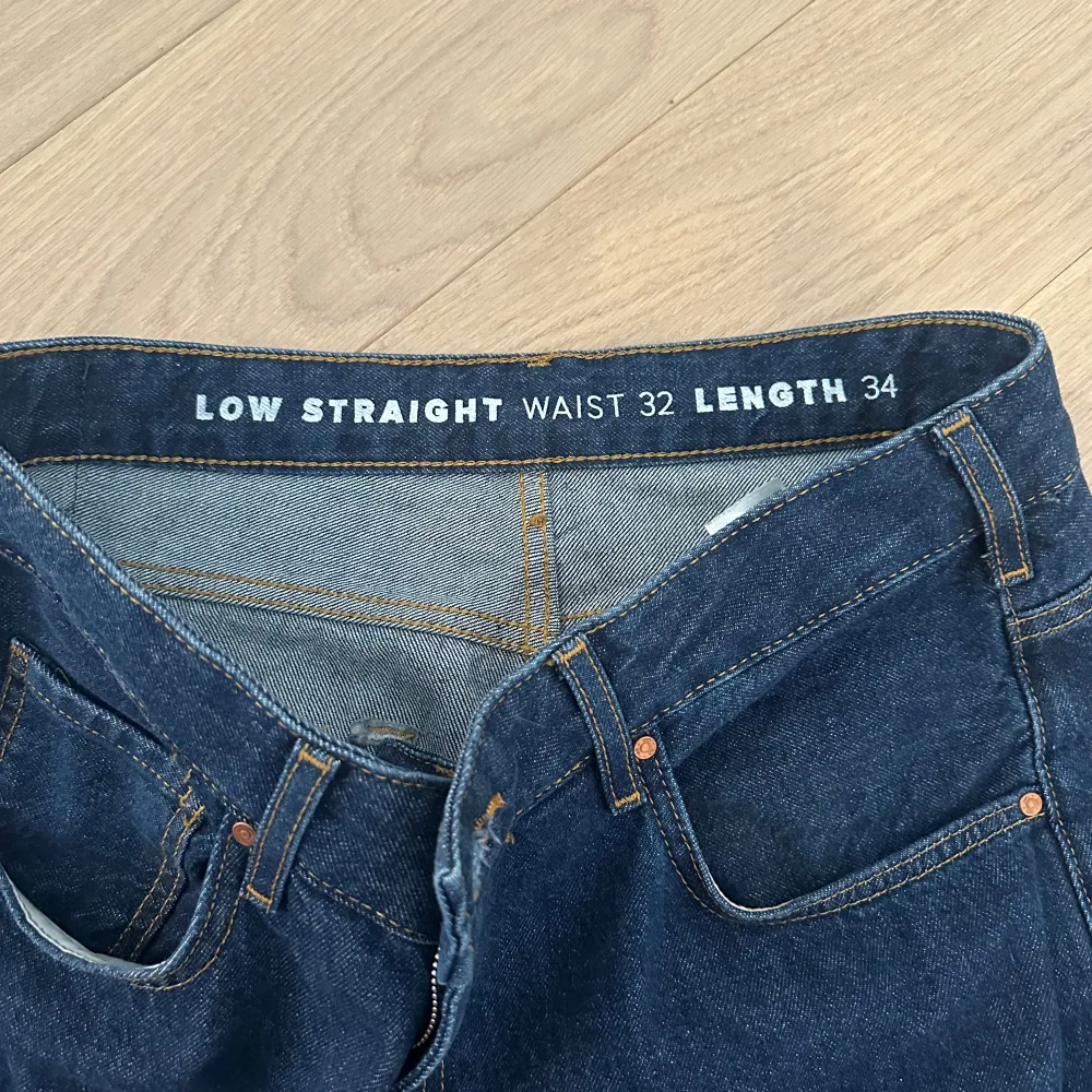 Supersnygga jeans från Bikbok, säljer då de inte kommer till användning längre. Långa i modellen och har därför lite slitningar i slutet av benet (inget som syns när man har de på). Jeans & Byxor.