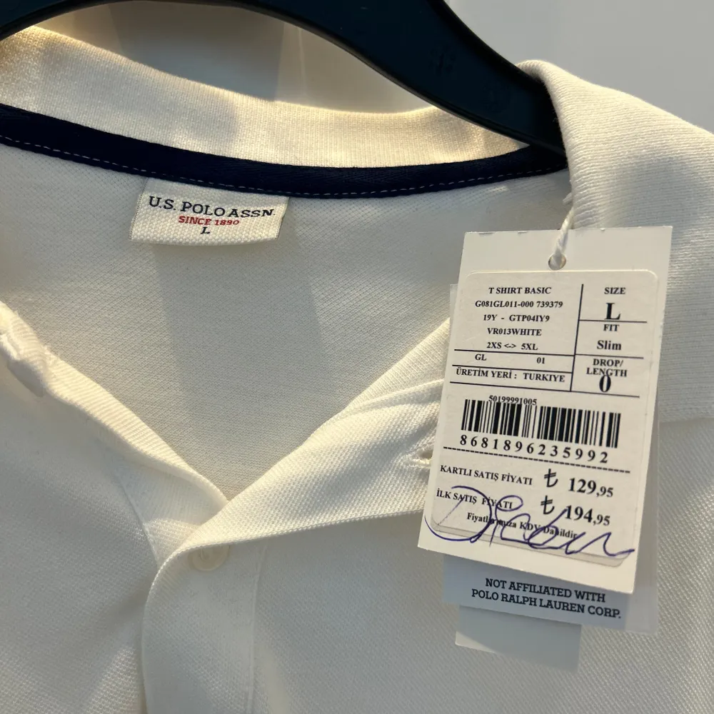 En vit stilig fin polo tröja som är oanvänd med prislapp på. Storlek L och säljs för 200kr . Skjortor.