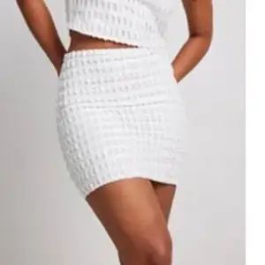 En vit kjol från NA-KD som inte passade på mig tyvärr
