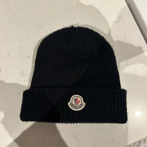 Moncler mössa - Hej säljer nu min moncler mössa, inga märken eller så använd få tal gånger 😊