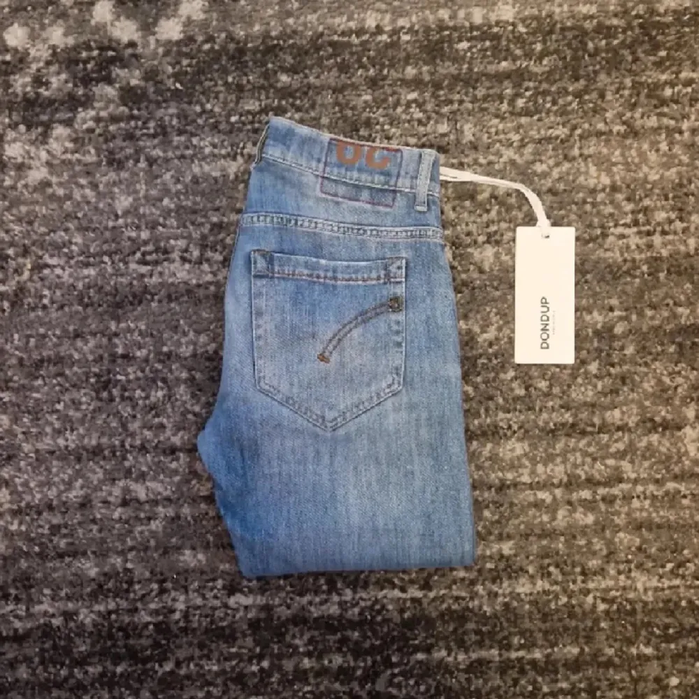Hej säljer mina dondup jeans i modellen george helt nya sköna slitningar skriv vid minsta intresse i W29. Jeans & Byxor.