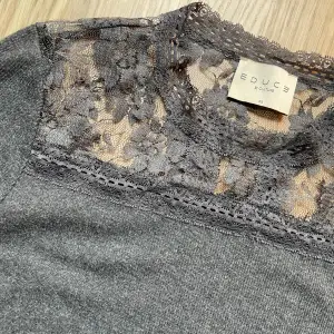 grå spets långärmad tröja, materialet är lite tjockare! priset är diskuterats :) i helt okej skick !