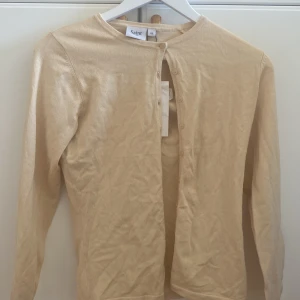 Kofta  - Jätte fin kofta som är helt oanvänd med prislappen kvar💗💗det kommer från märket saint tropez som går att köpa på zalando❤️