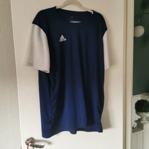 Adidas t-shirt klimat  - Adidas t-shirt klimat  Storl 2 XXL Katt finns i hemmet  
