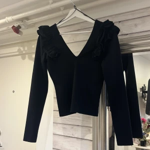 Svart topp  - Långärmad topp från Zara! Supersöt och i fint skick! 