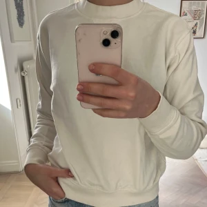 Collagetröja - En collagetröja med en söm i bak, knappt använd och i lite tunnare material