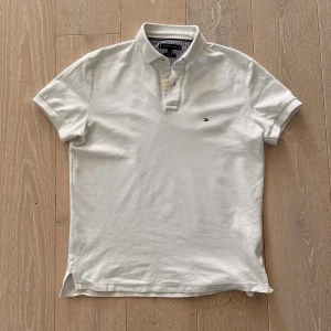 Tommy Hilfiger piké - Tja! Säljer nu denna perfekta sommar piken från Tommy Hilfiger😃 Köpt i Frankrike för 600kr. Tveka inte på att fråga ifall du har frågor🤗