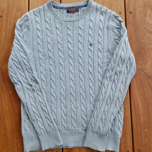 Stickad Morris tröja  - Grå kabel stickad Morris tröja i storlek S. Bra skick. Nypris: ca 1700 kr Vårat pris: 449 kr. 