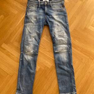 Tja! Replay jeans me hål i perfekt för våren! skick 10/10, pris kan diskuteras i pm 😄