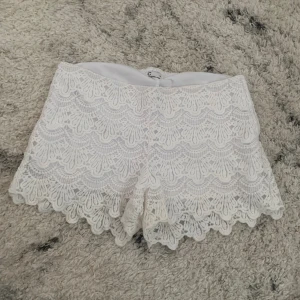 Vita shorts  - Hej! Jag säljer mina vita shorts byxor i storlek M Använda bara några gånger.