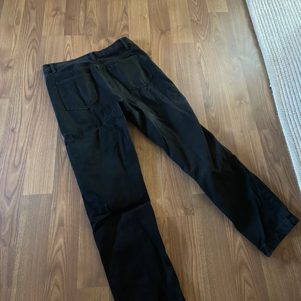 Säljer nu mina REVENGE byxor då dem bara ligger o samlar viktningar. Knappt andvända! Stl.30/32 men sitter som 32/32 tycker jag. Säljes för 400 eller bud. . Jeans & Byxor.