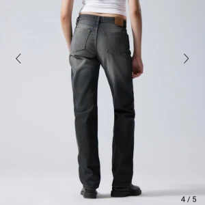 Low waist weekday jeans -  Är i modellen Arrow Low Straight Jeans. Jeansen är i vädigt fint skick! Nypris 590. Pris diskuterbart.