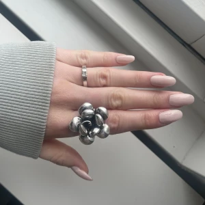 Blomm ring - Fin blomm ring, nästan Alldrig använd!!
