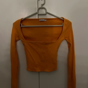 topp från chiquelle - hej! säljer denna söta toppen som är lite för liten på mig. använd max 3 ggr hör av dig för fler bilder💗